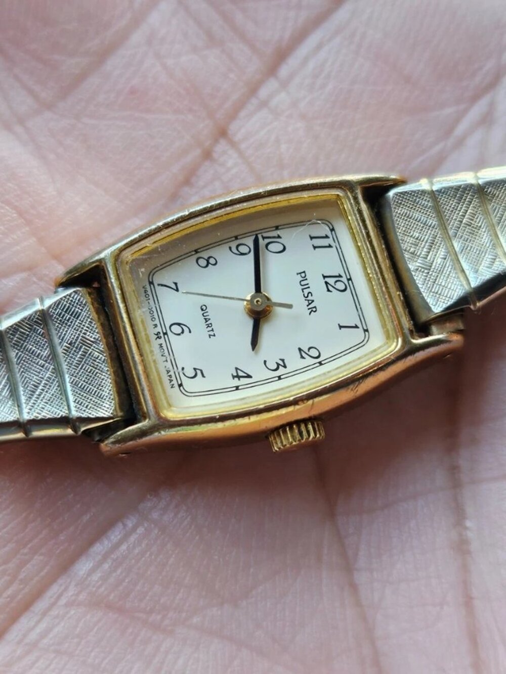 Vintage Pulsar Women Wristwatch Gold Tone Analog Quartz Watch Metal Stretch Band